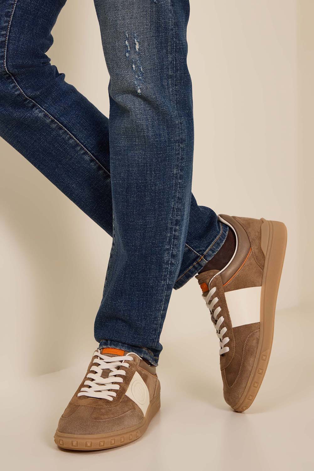 תמונת כל הלוק של נעלי סניקרס